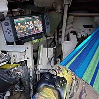 天下太平就是好 坦克里闲暇还能玩Switch